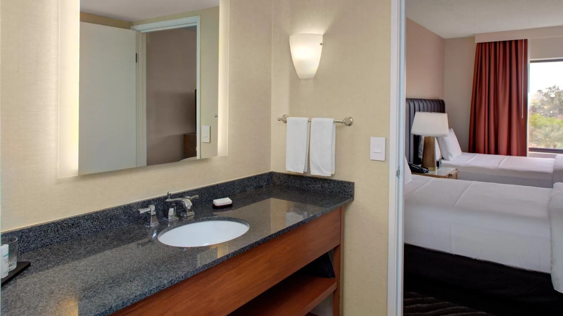 Hotel Embassy Suites By Hilton Phoenix Scottsdale